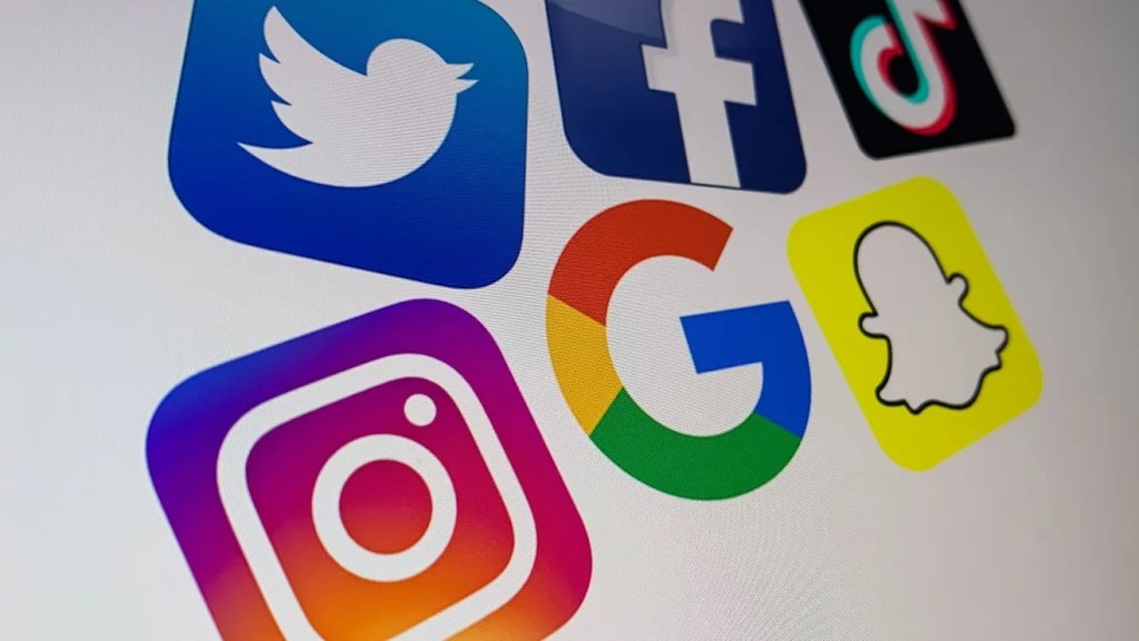 El Departamento de Salud de NYC emitió un aviso que designa a las redes sociales "una toxina ambiental" debido a su impacto en los menores de edad, siendo la primera ciudad del país en hacerlo, anunció el alcalde Adams.