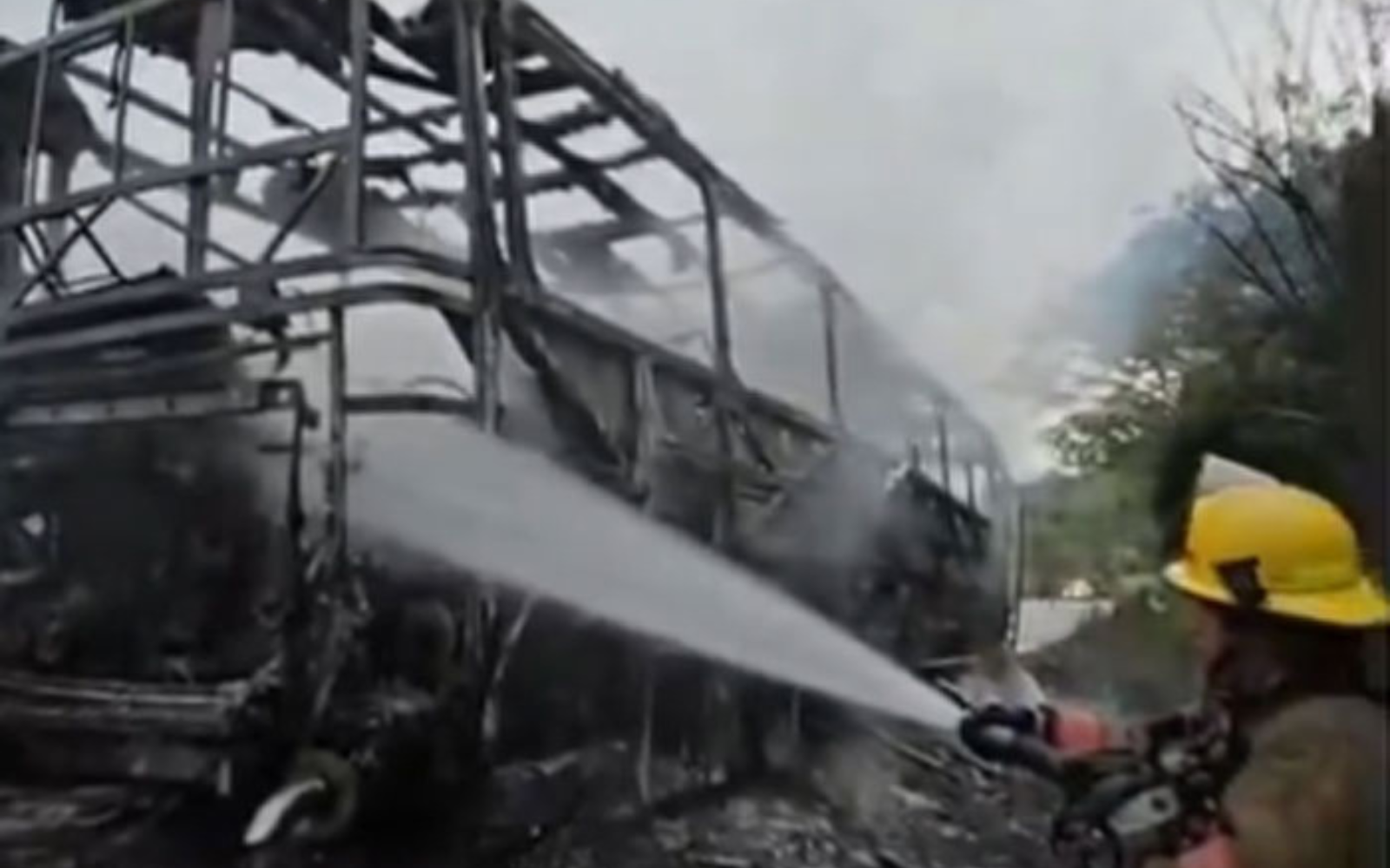 Autobús que transportaba migrantes es “devorado” por llamas en Copán