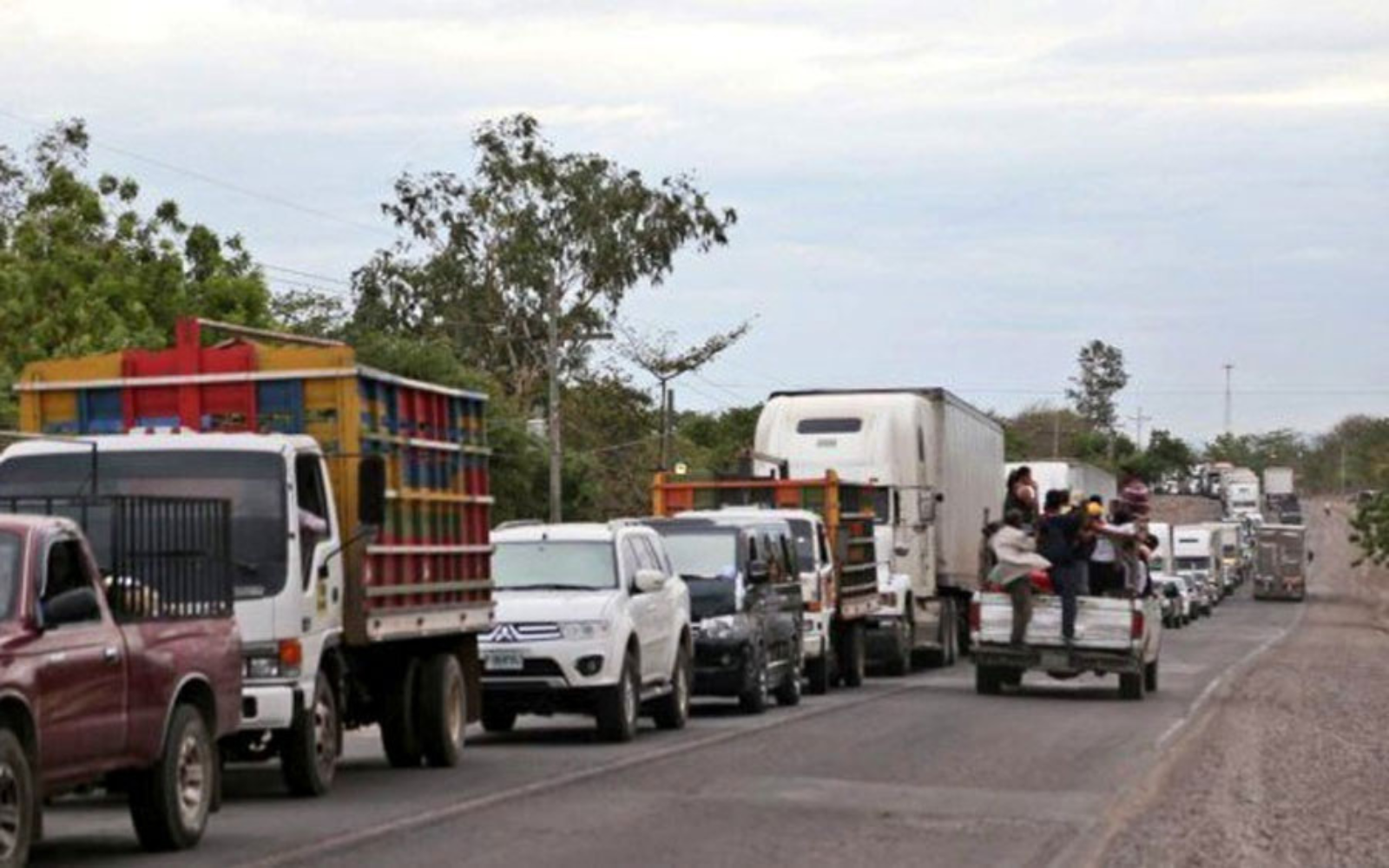 Pobladores bloquean carretera de Choluteca para exigir soluciones viales urgentes