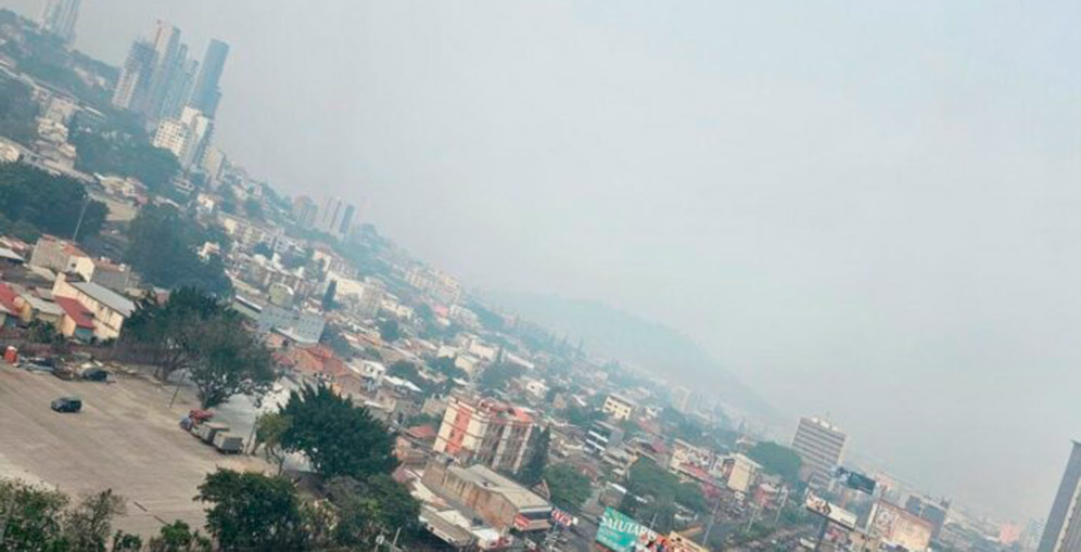 Densa capa de humo sigue afectando a capitalinos