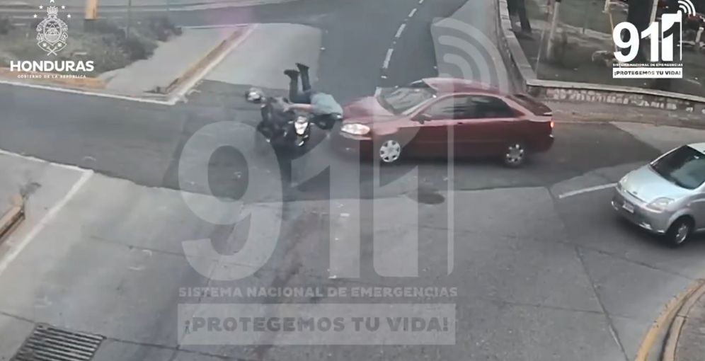 Captan colisión entre vehículo y motocicleta en barrio de la capital de Honduras (Video del suceso)