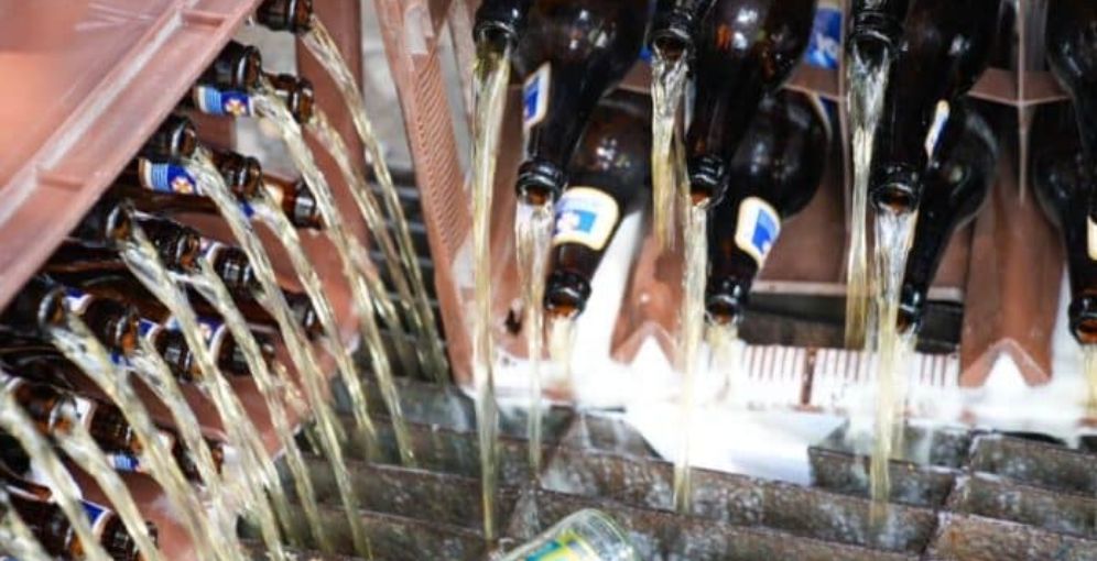 Derraman bebidas alcohólicas decomisadas por Ley Seca en SPS