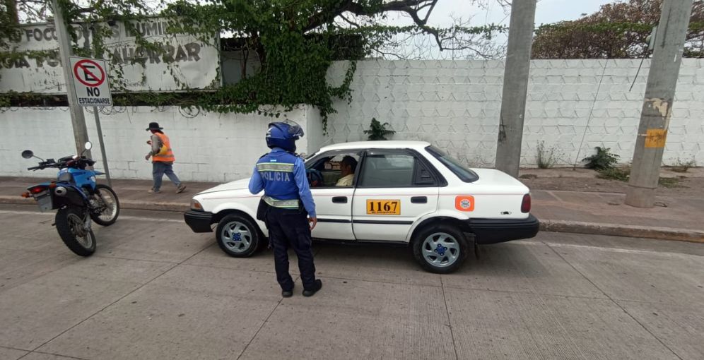 Taxista detenido por circular en sentido contrario cerca del Hospital Escuela