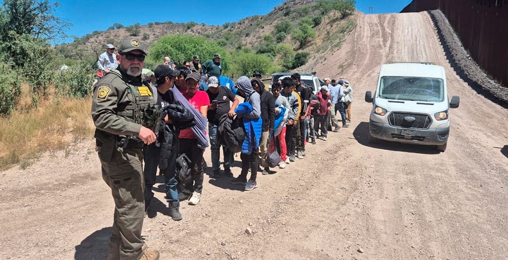 Más de 1,000 migrantes se entregan a diario a Patrulla Fronteriza buscando asilo