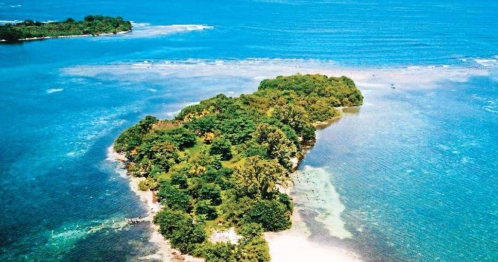 En el Cayo Hunting una bandera que ondea frente a su mejor playa le da la bienvenida a los turistas hondureños y de Guatemala que llegan en viajes de un día.