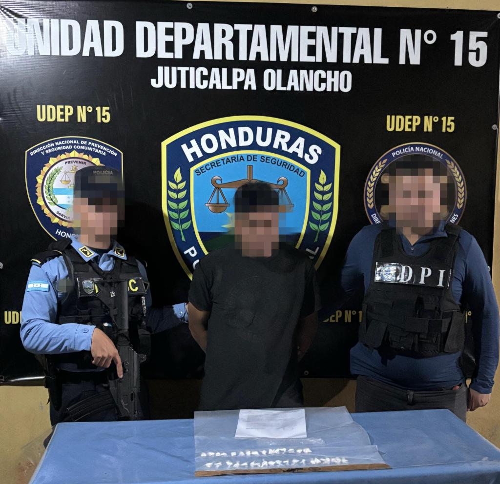 Al momento de su aprehensión se le realizó un registro, encontrando como evidencia constitutiva 35 envoltorios con polvo blanco supuesta cocaína.