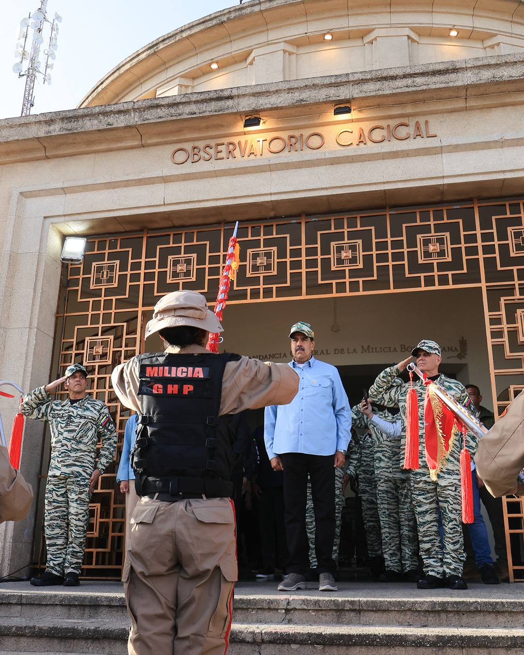 Nicolás Maduro protagonizó este lunes una marcha militar en Venezuela que más parecía un ensayo de película, con mucho despliegue y un mensaje bien directo para Estados Unidos: “Escucha, gringuito, ya estamos preparados”.