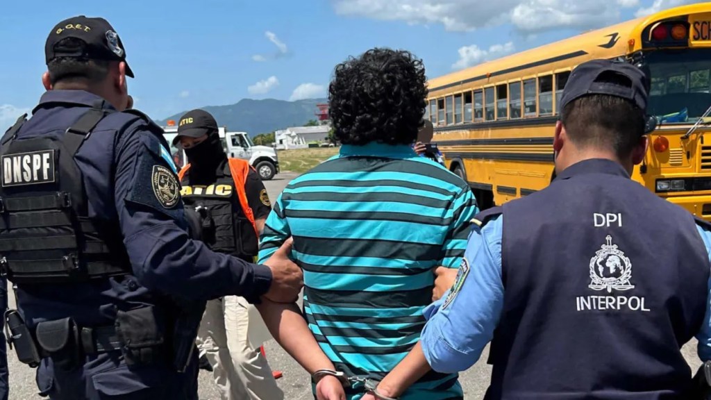 El inmigrante indocumentado escapó de su país natal, luego de ser buscado por las autoridades e ingresó a EE.UU. en 2023