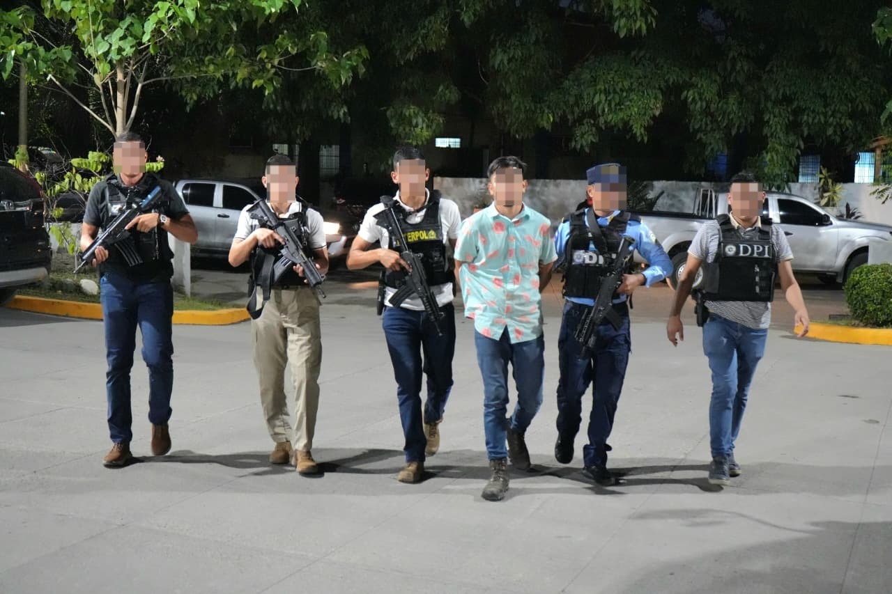 Según el reporte policial, el sujeto habría asesinado a la joven, posteriormente la enterró en una fosa y dentro de la misma la quemó esperando a que quedara calcinada
