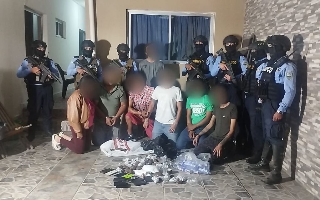 Siete integrantes de la banda criminal “Los Olanchanos” fueron capturados en posesión de algunos kilos con supuesta cocaina y varios vehículos de lujo entre otras evidencias