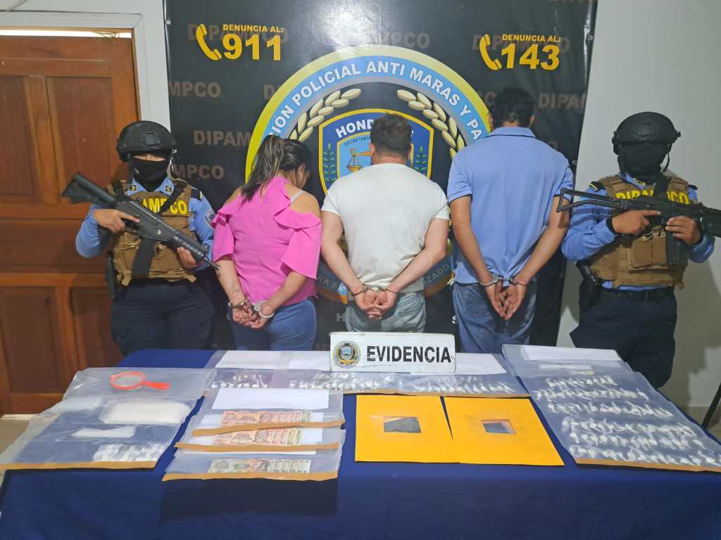 Fueron capturados tres personas encargadas de procesar los narcóticos -En el allanamiento fueron decomisadas droga, dinero en efectivo y teléfonos celulares