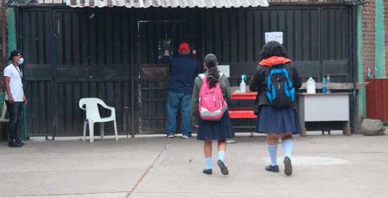 Educación suspende clases presenciales en tres departamentos por alza de combustibles