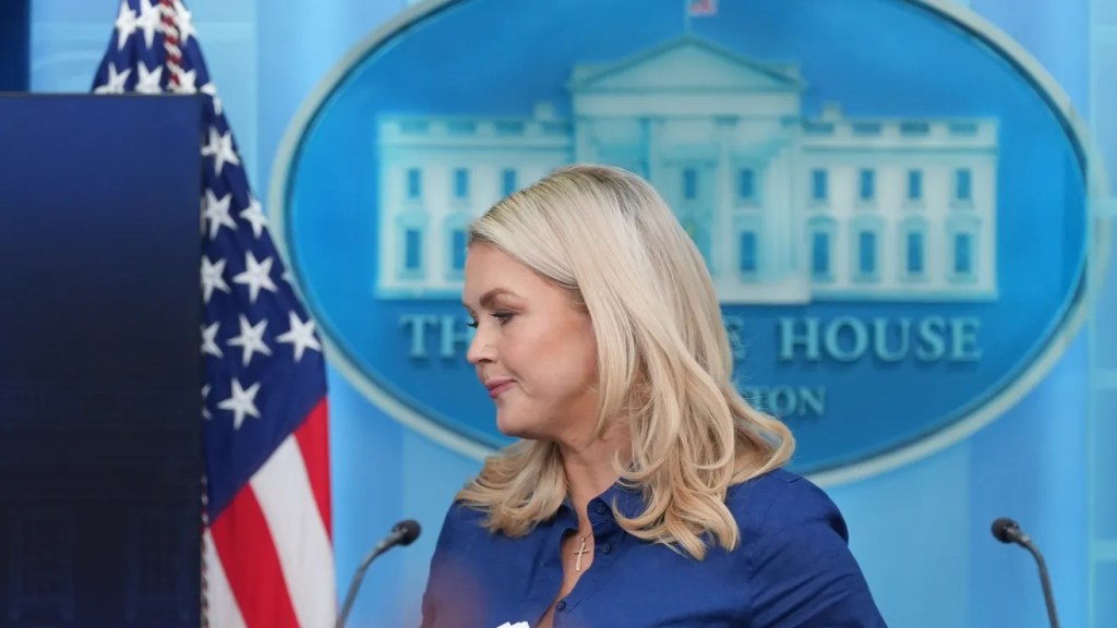 La secretaria de prensa de la Casa Blanca, Karoline Leavitt, se retira tras hablar con los periodistas en la Sala de Prensa James Brady de la Casa Blanca, el miércoles 8 de abril de 2026, en Washington.